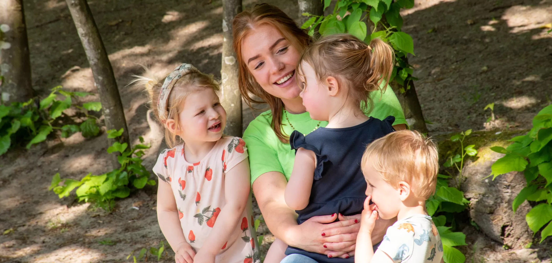 Pedagogisch professional met groepje kinderen