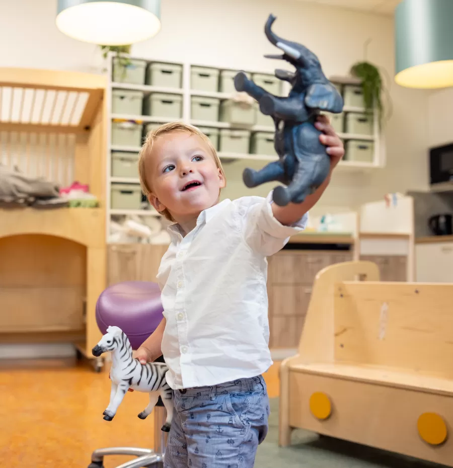 jongen dieren spelen