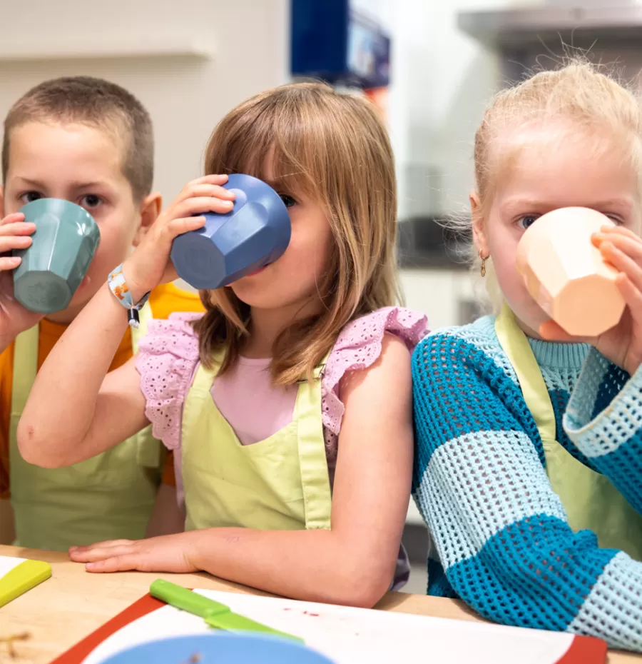 kinderen drinken bekers