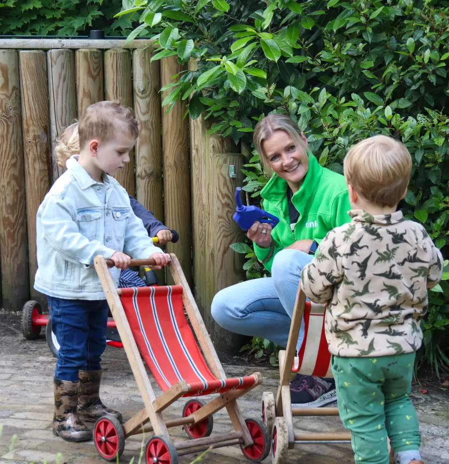 PM met kinderen buiten