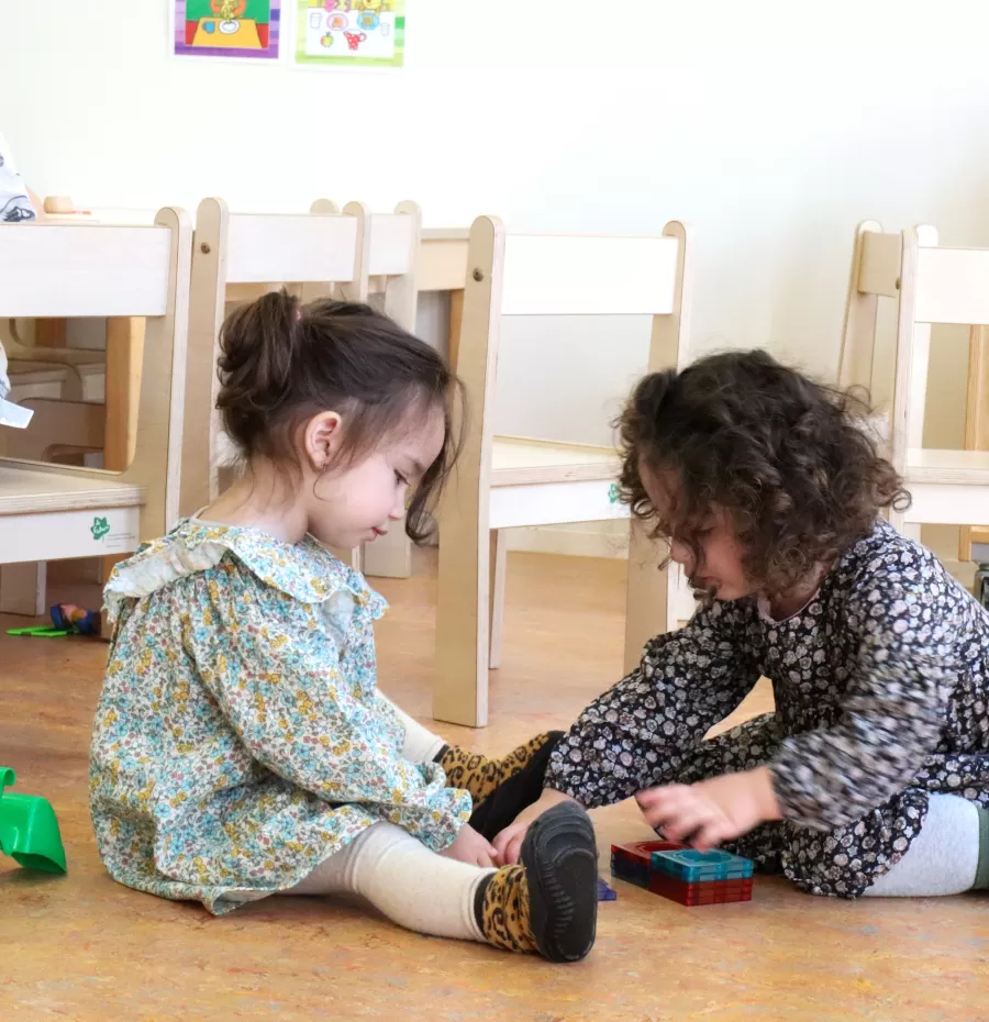 Meisjes spelen op de grond