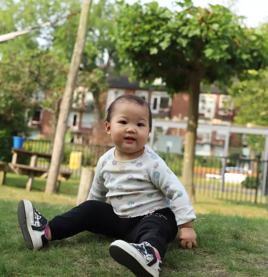 Meisje bij Toermalijn in de tuin