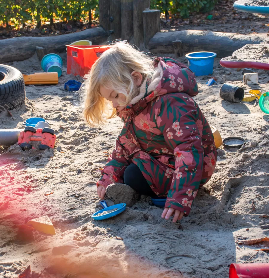 Meisje in de zandbak