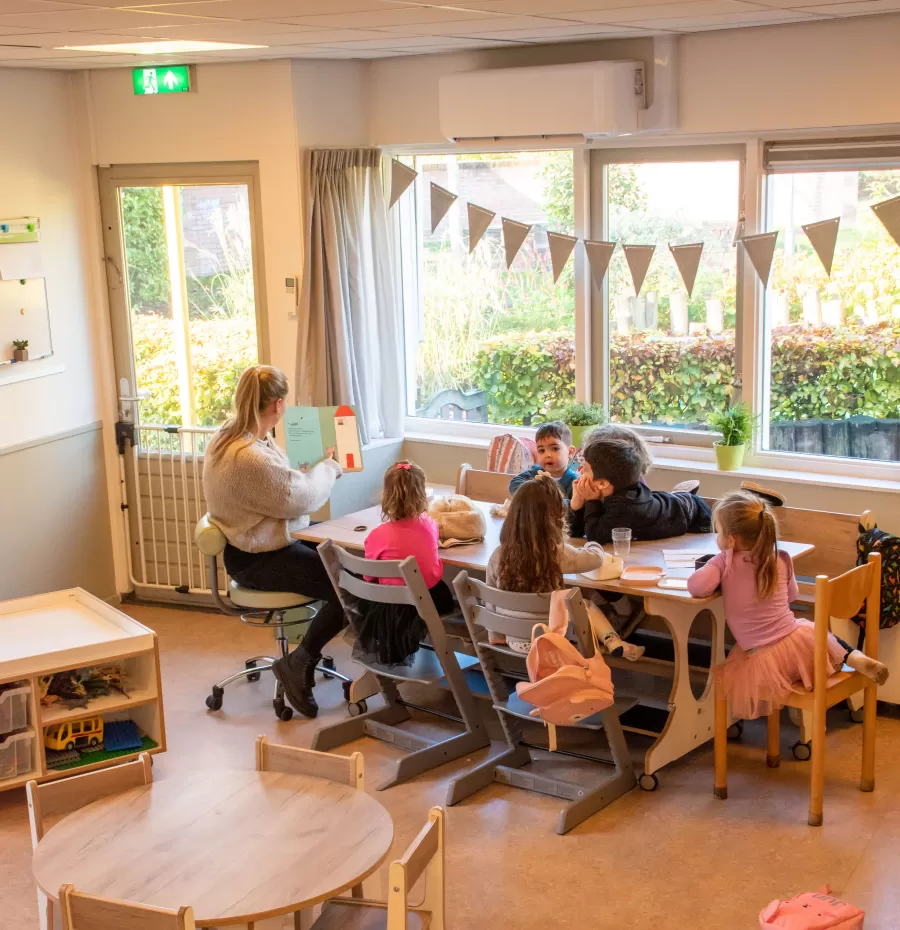 PM leest kinderen voor