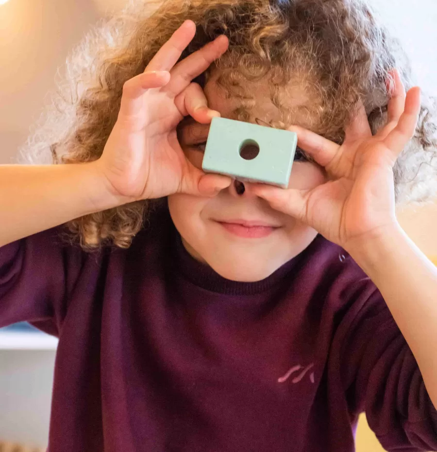 Jongen met speelgoed camera