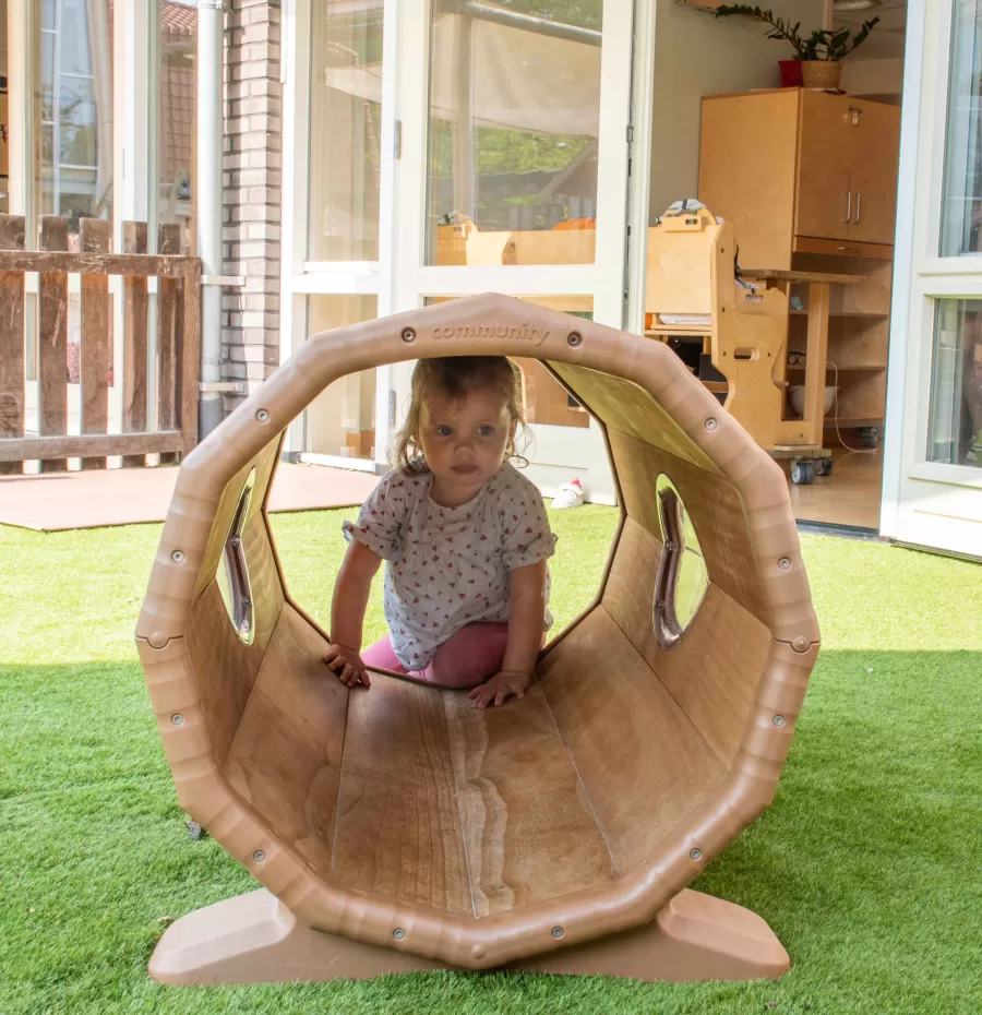 Egelantier meisje buiten spelen 