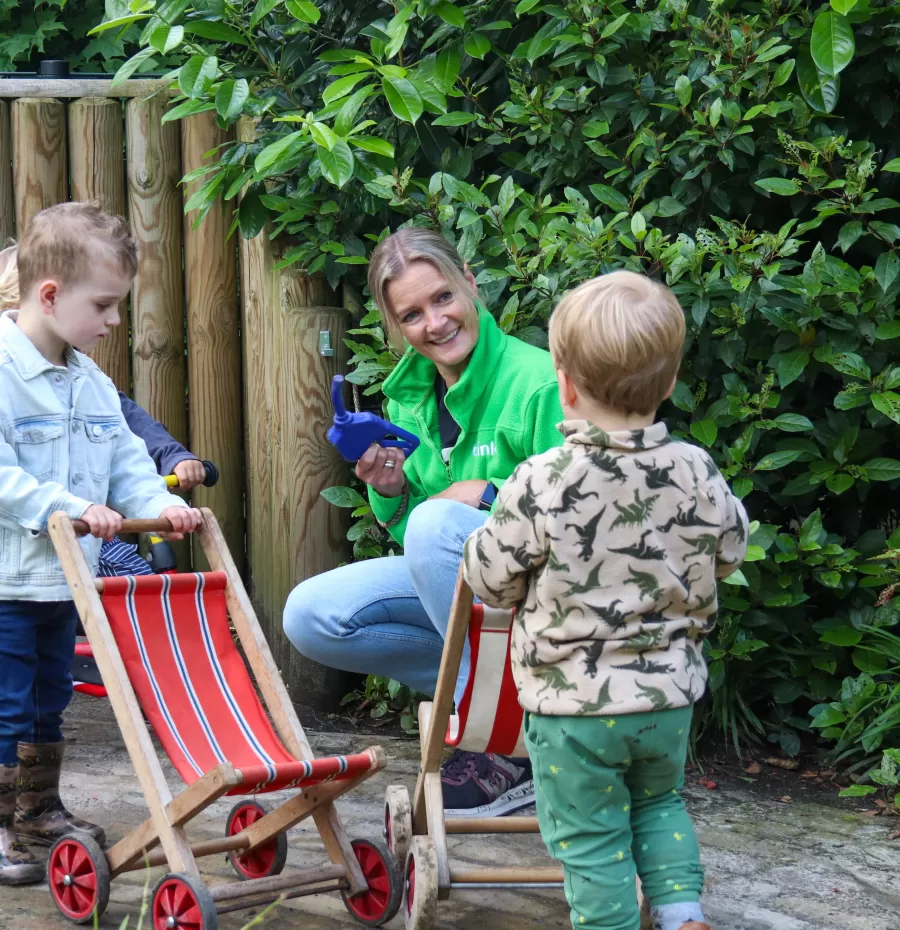 Kinderdagverblijf Kasteel pedagogisch medewerkster met kindjes buiten spelen