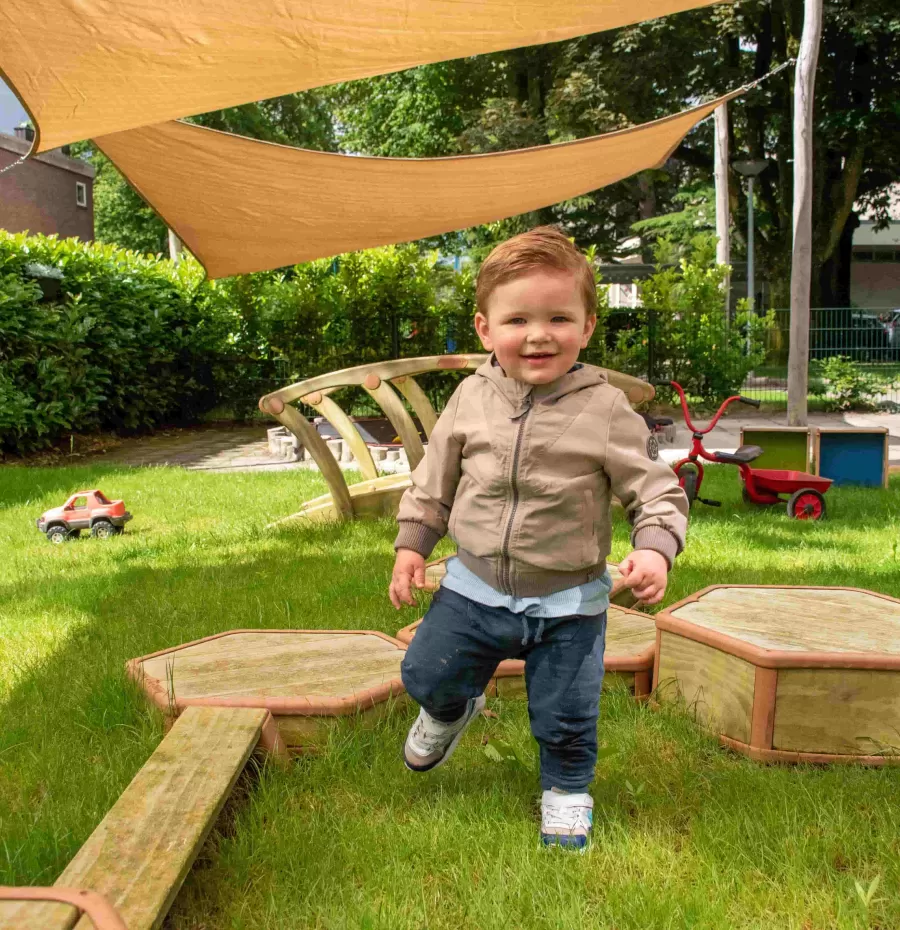 jongen buiten spelen