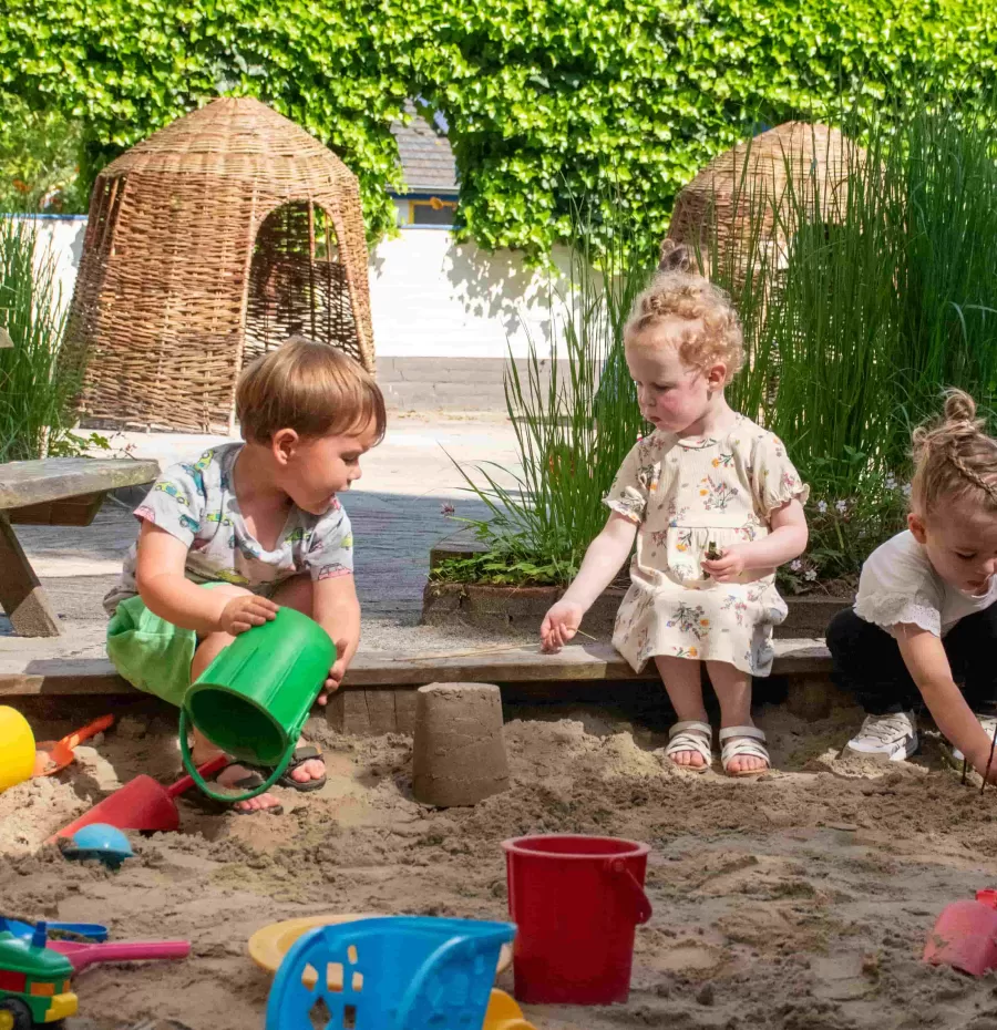 peuters in zandbak