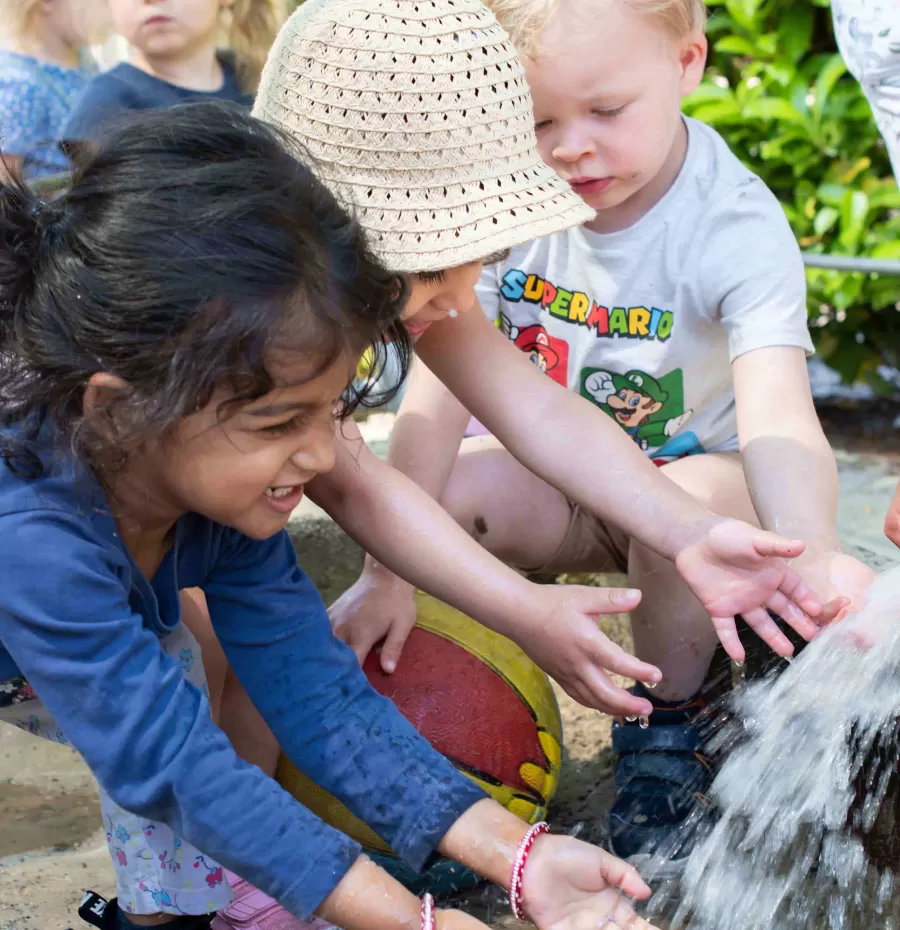 meiden water spelen