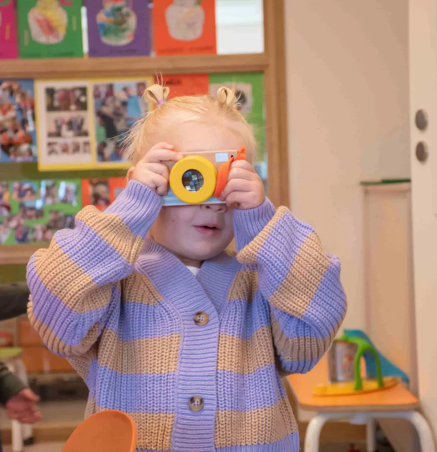 Meisje met fotocamera Villa Vrolik