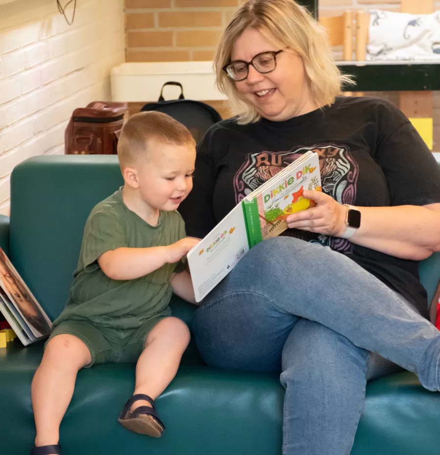 Pedagogisch medewerkster leest voor