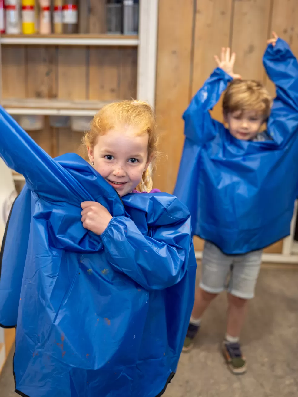 kinderen schilderoutfit aandoen