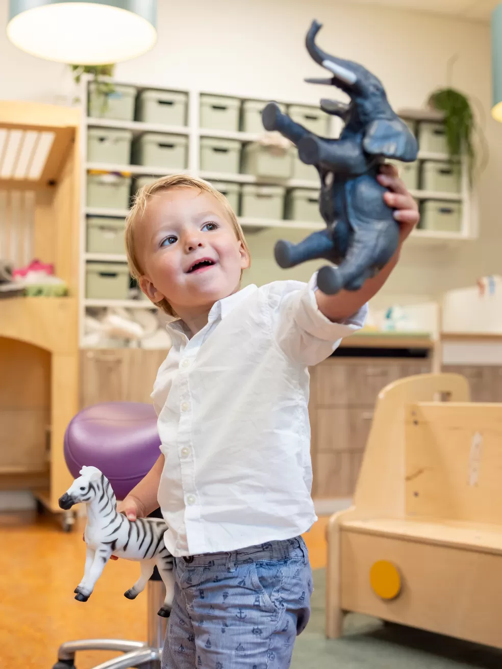 jongen dieren spelen