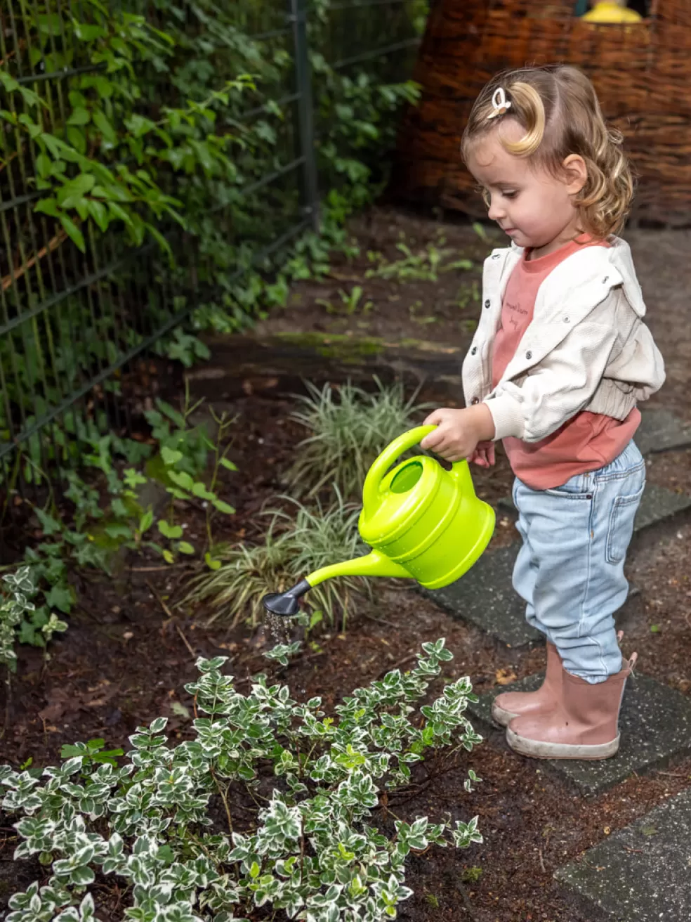 meisje planten water geven