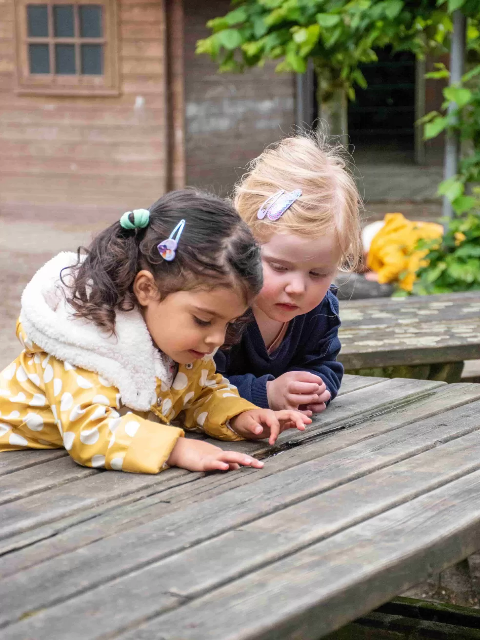 Meisjes in tuin Kasteel