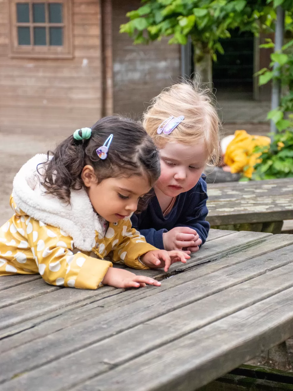 Kinderdagverblijf Kasteel meisjes buiten spelen