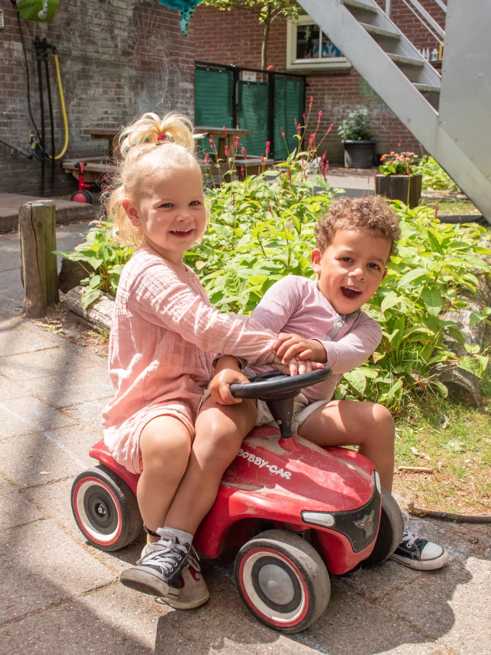 Kinderdagverblijf Klein Draekensteijn kindjes op autootje