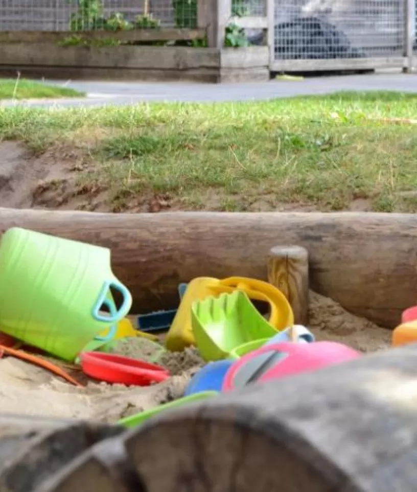 Avonturijn buiten spelen