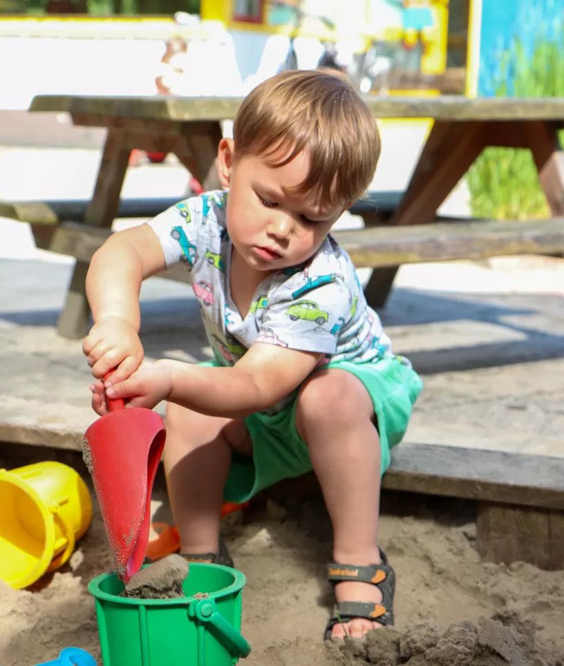 zandbak jongen