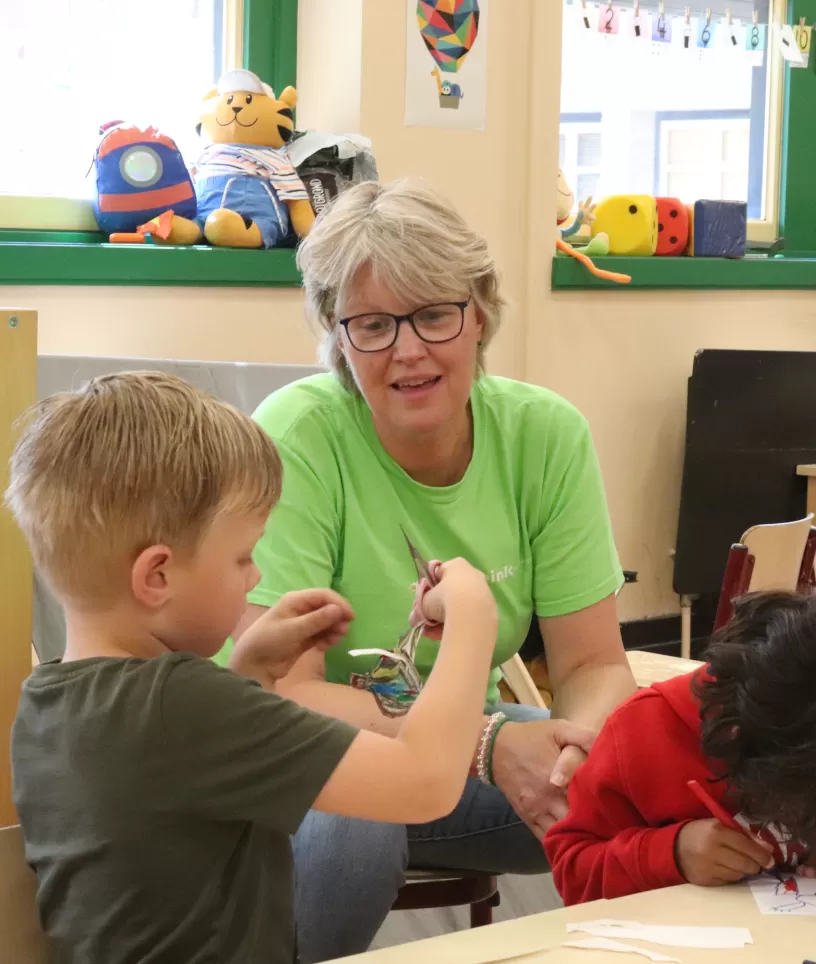 Pedagogisch medewerker met kind