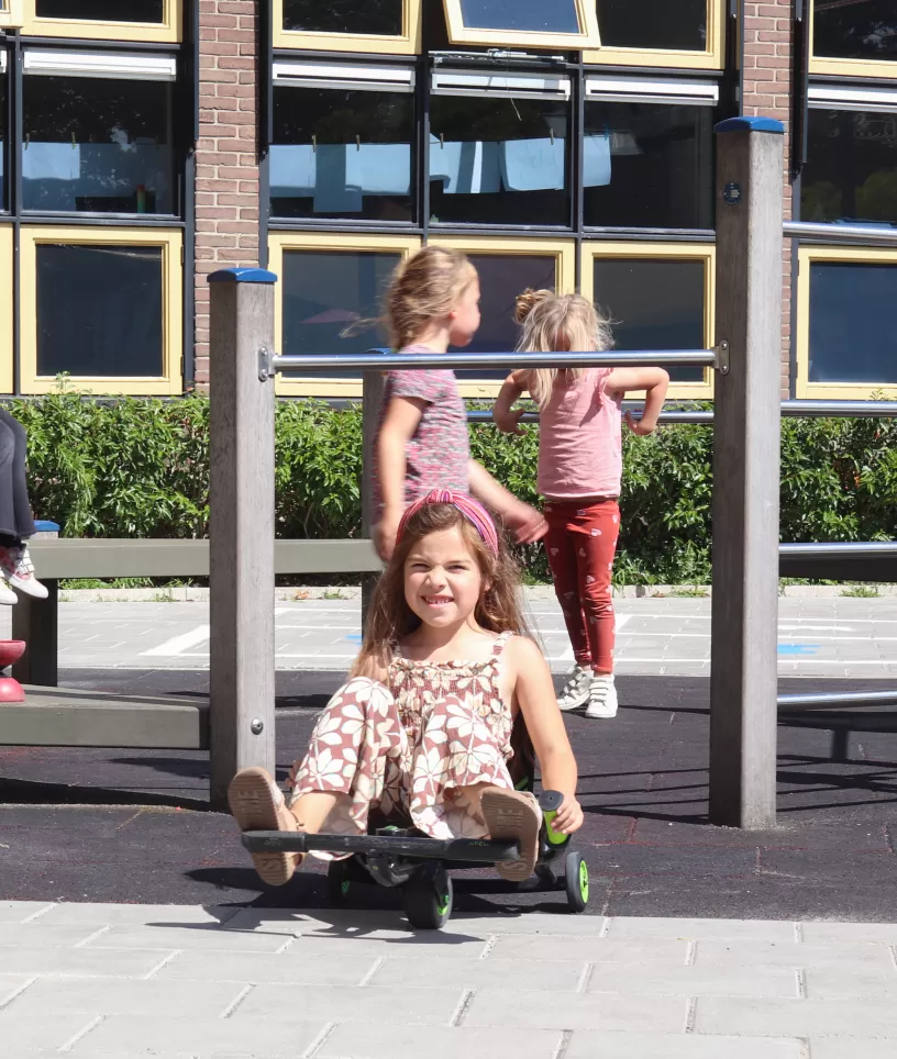 Kinderen bij klimrek