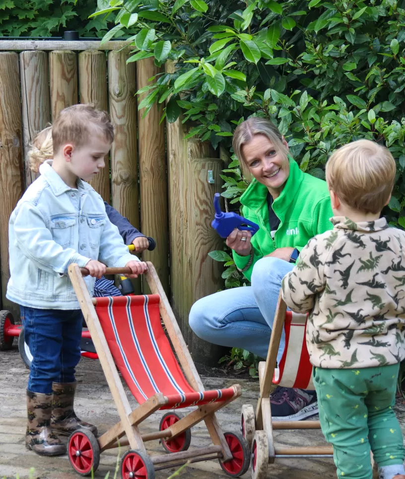 PM met kinderen buiten