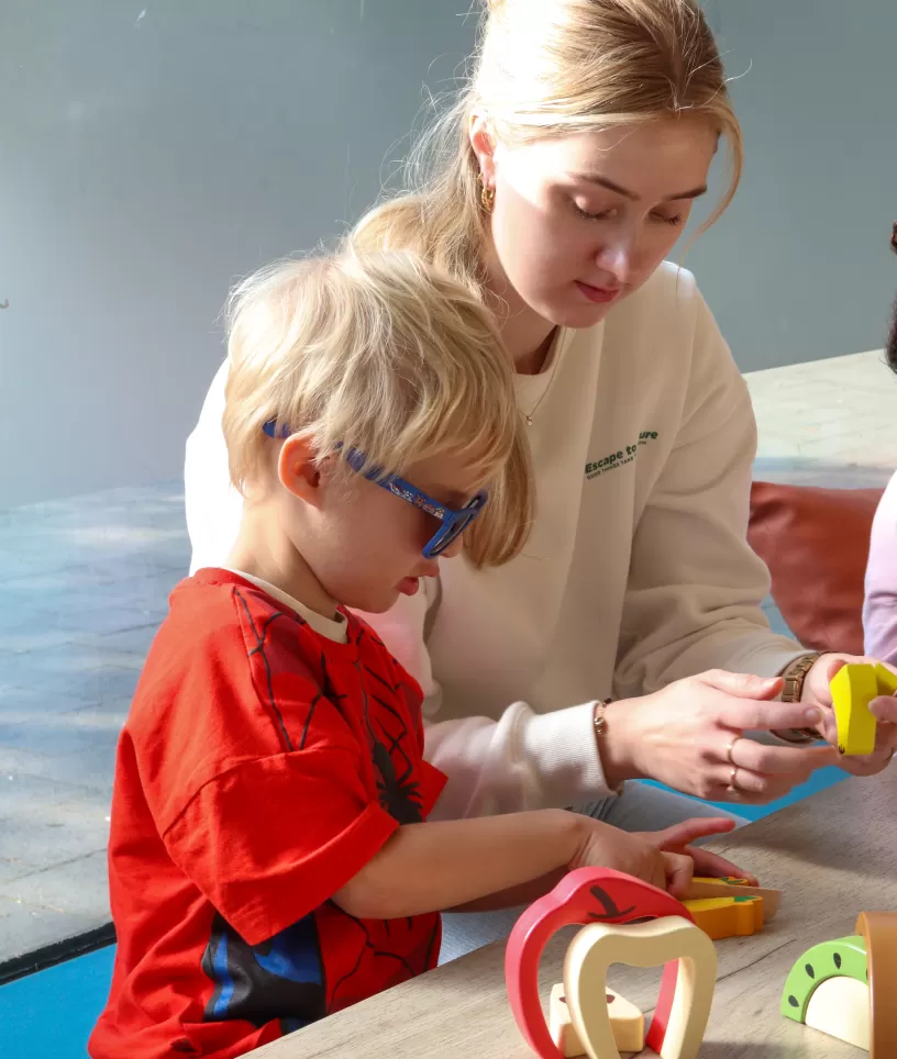 Jongen speelgoed fruit snijden