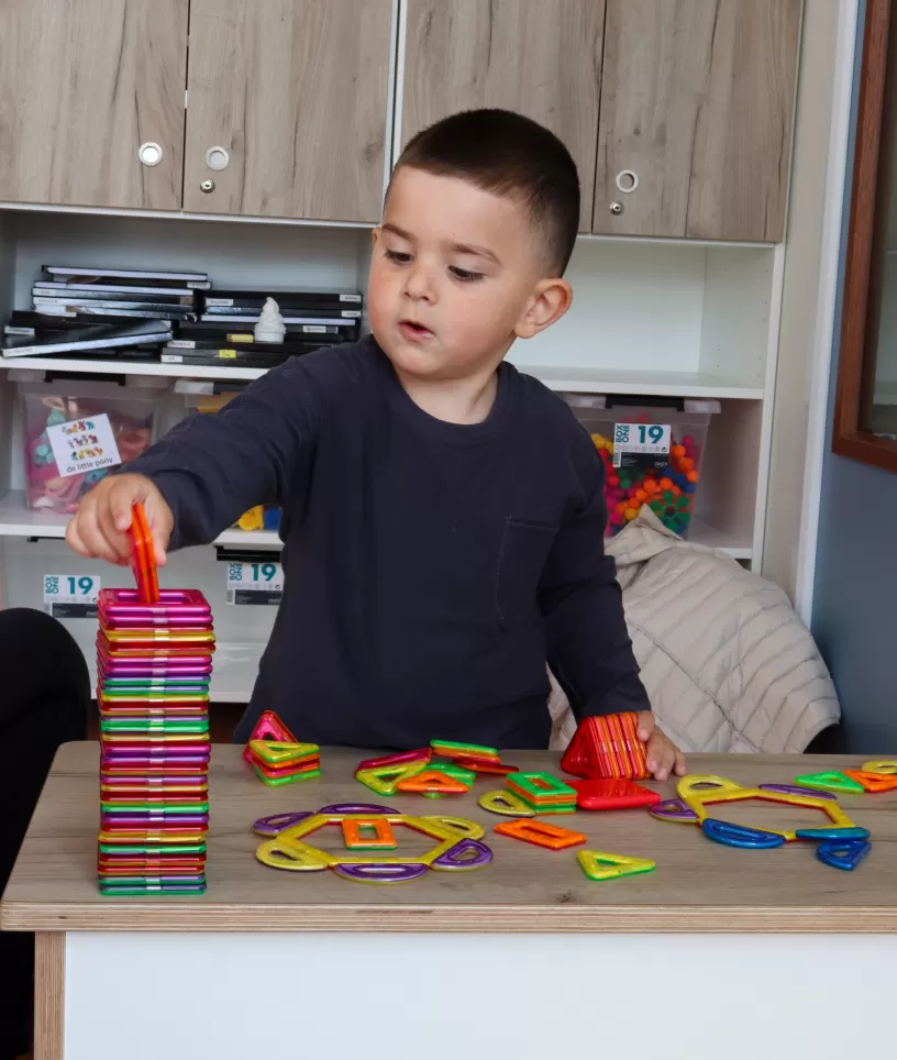 Jongen aan het spelen psz