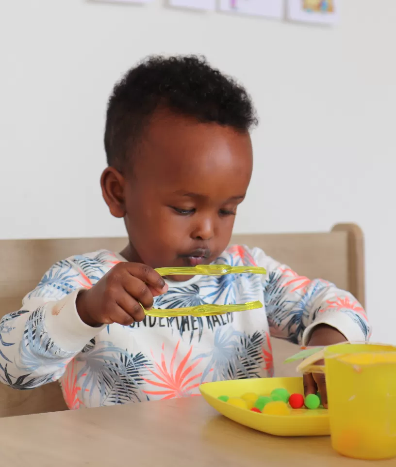 Jongen kleuren sorteren