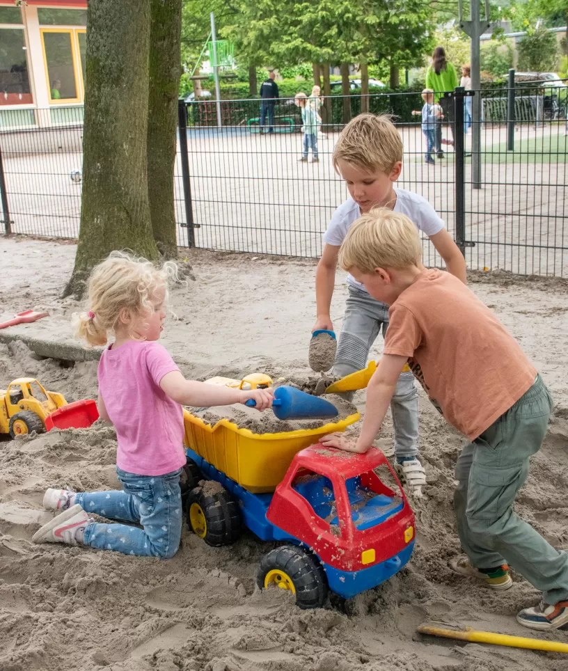 Kinderen bij zandbak