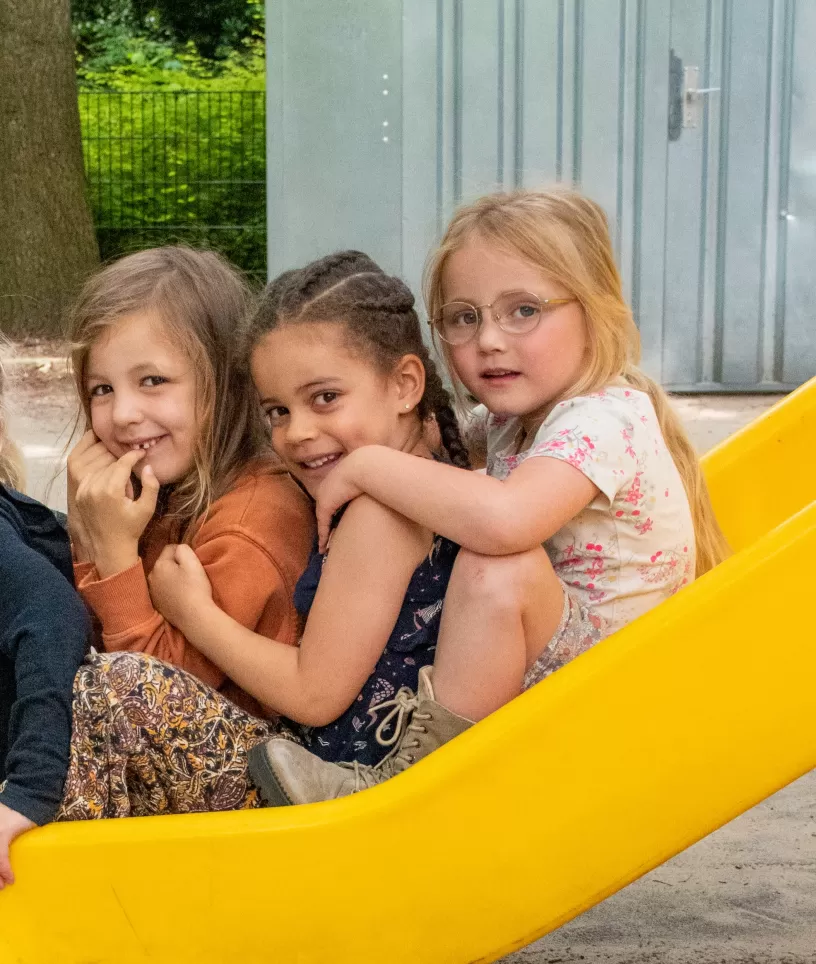 Meisjes op de glijbaan