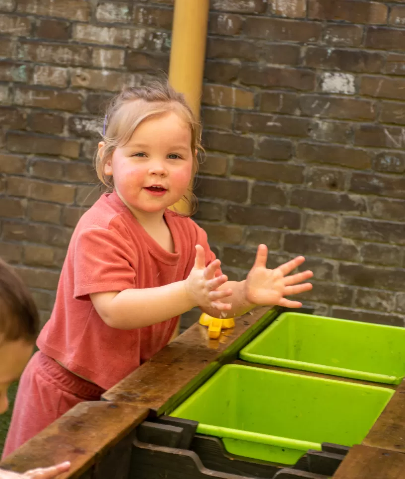 Meisje speelt met water