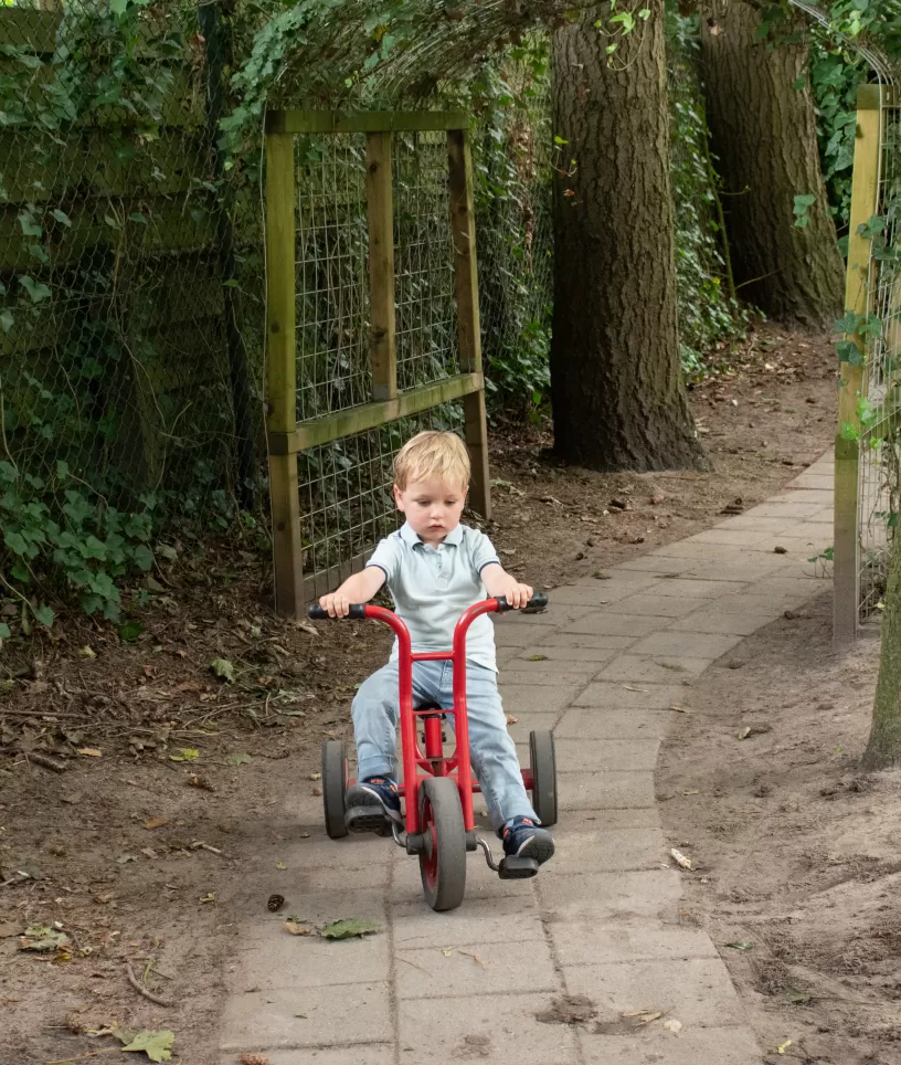 Jongen op fiets