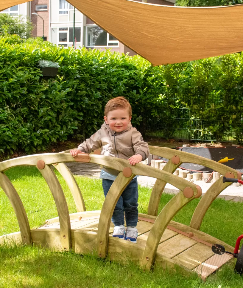 Jongen in tuin Kasteel