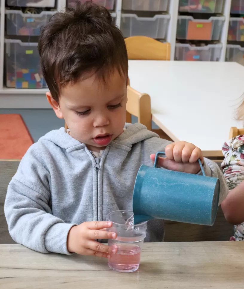 Jongen met drinken