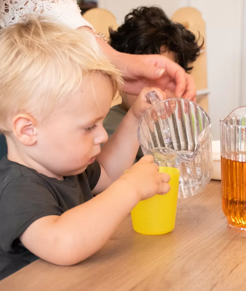 Jongen schenkt drinken in