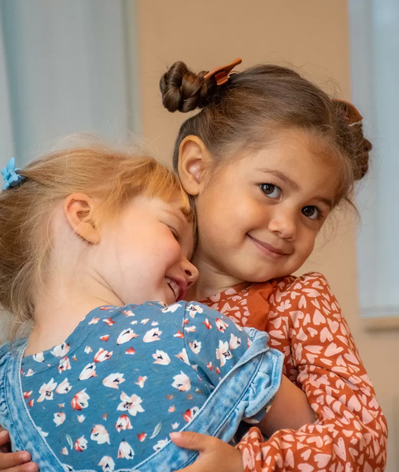 Meisjes geven knuffel