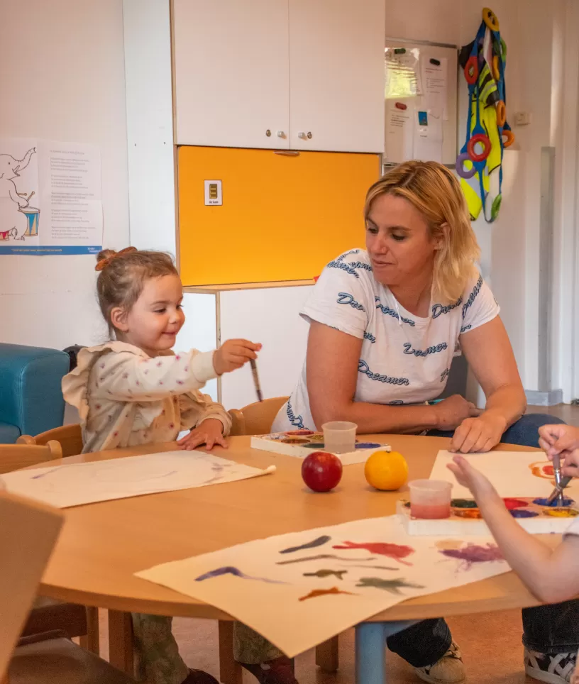 PM met meisje schilderen