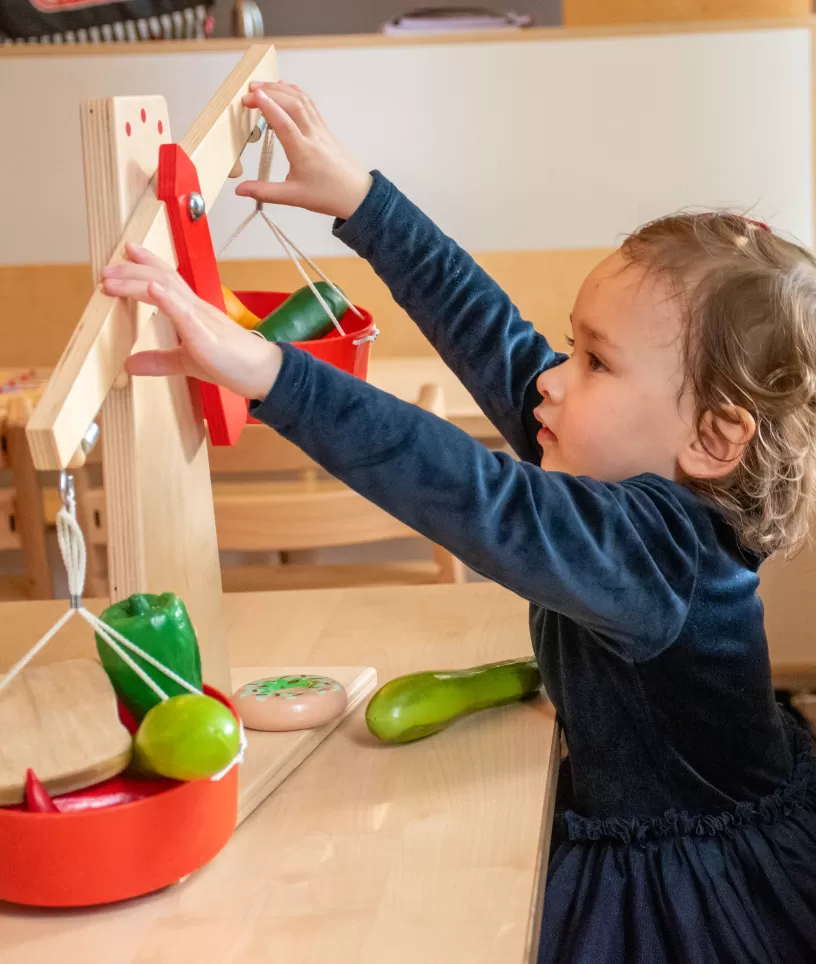 Meisje met weegschaal