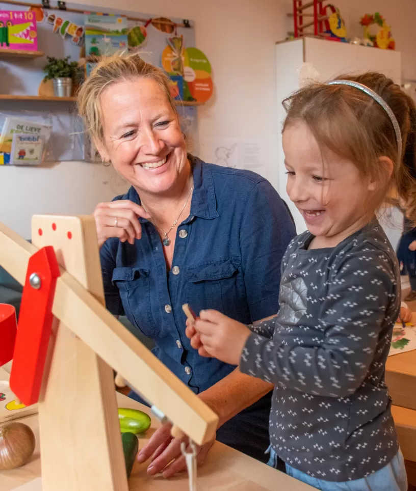 PM speelt met kind