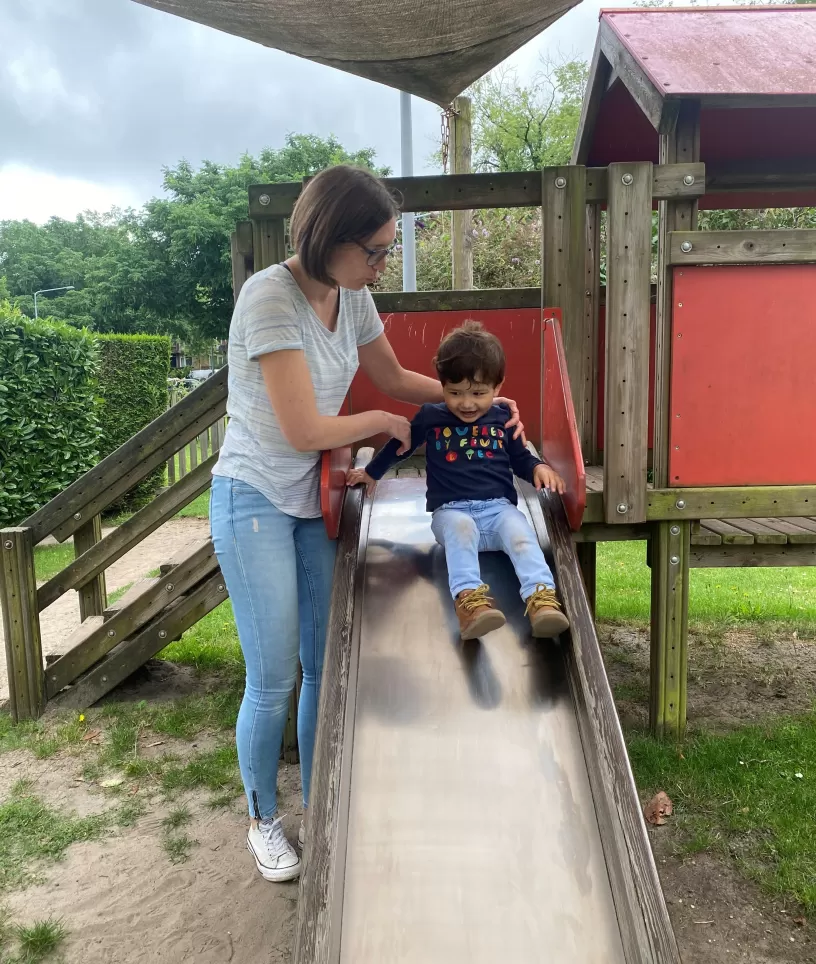 PM met kind bij de glijbaan