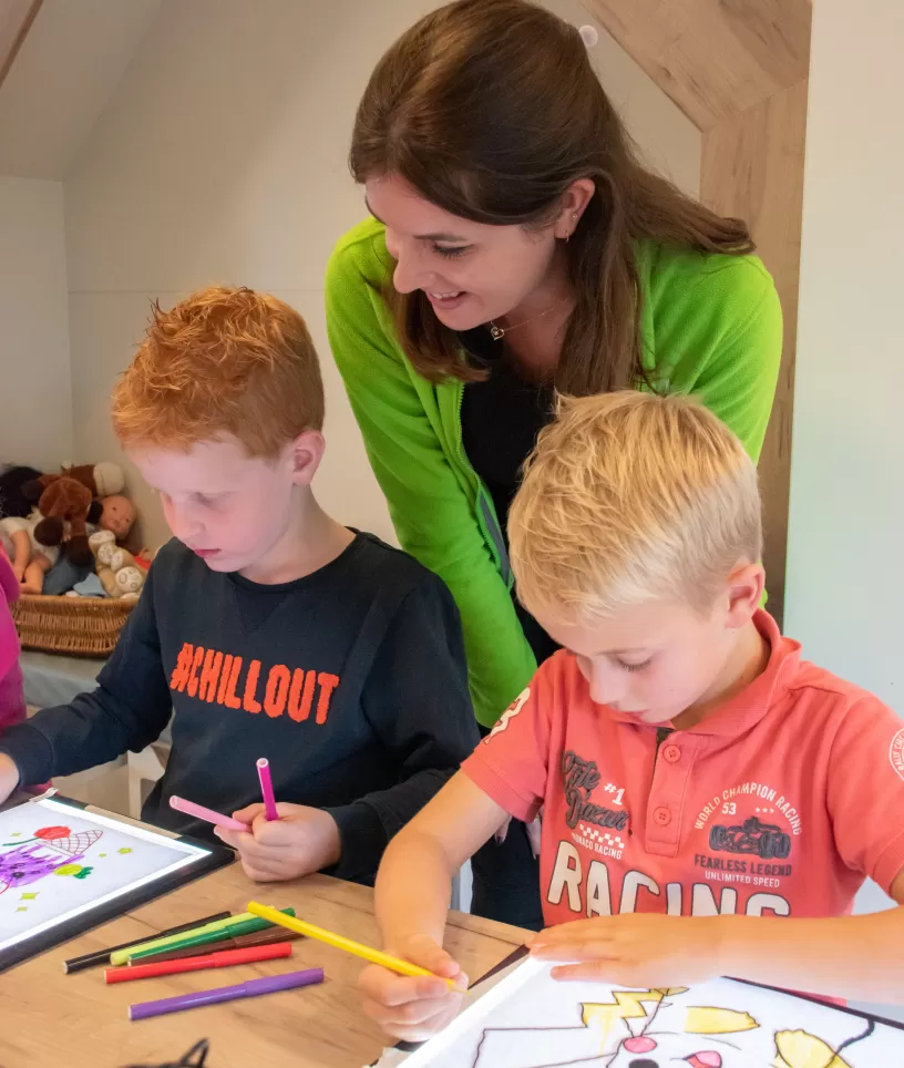 PM met kinderen tekenen bso Kasteel