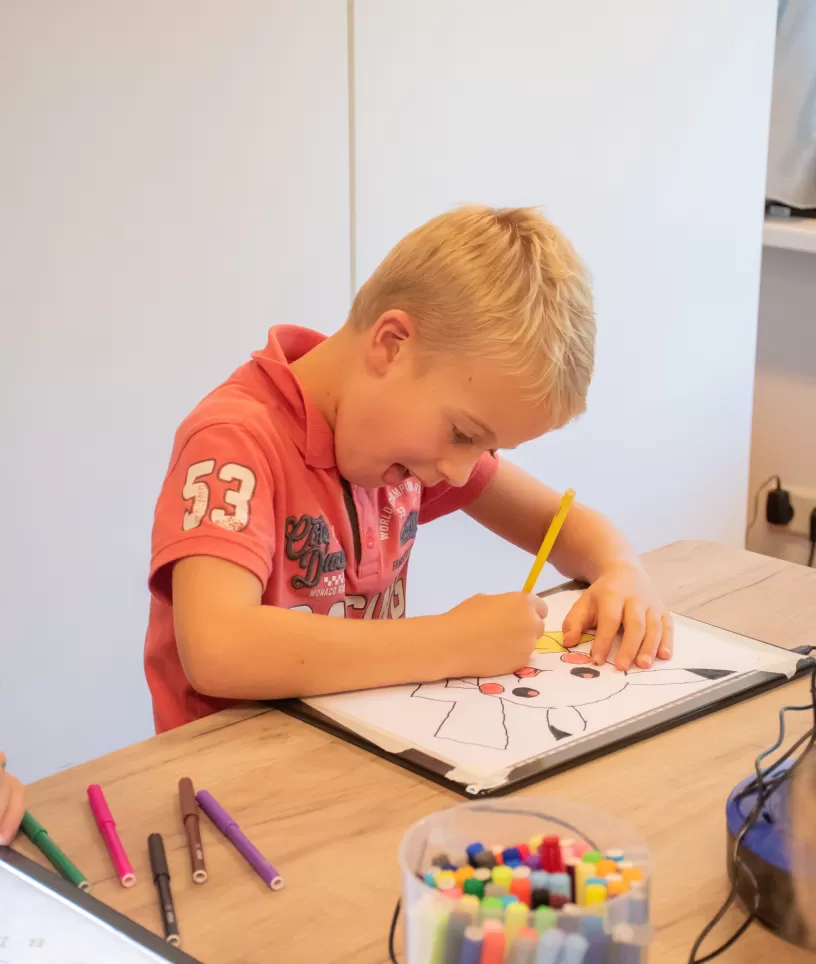 Jongen op tekenpad bso Kasteel