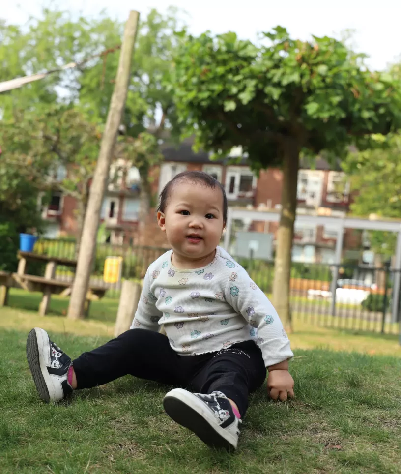 Meisje bij Toermalijn in de tuin