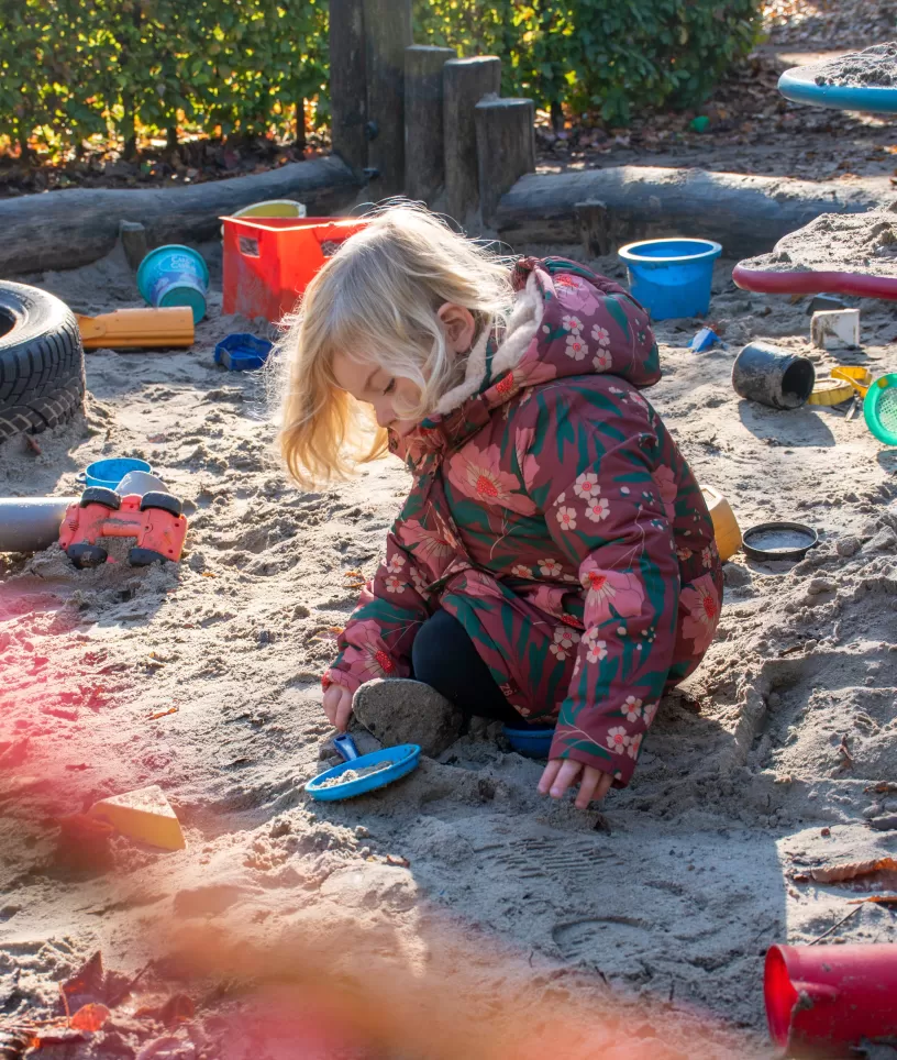 Meisje in de zandbak