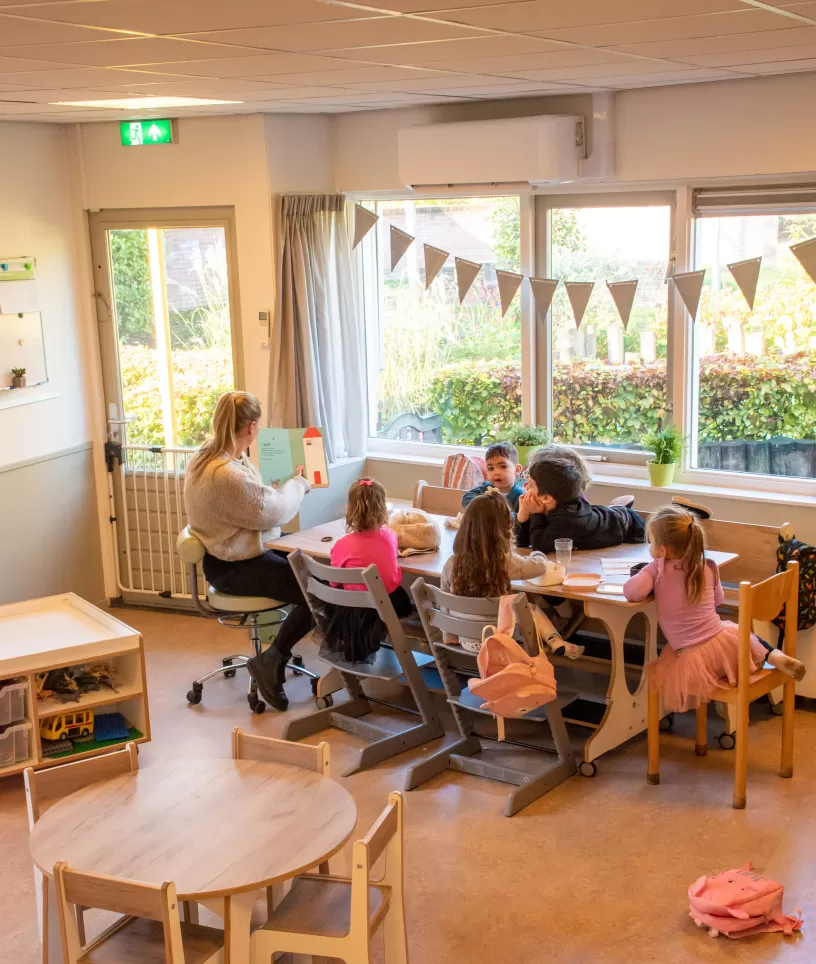 PM leest kinderen voor