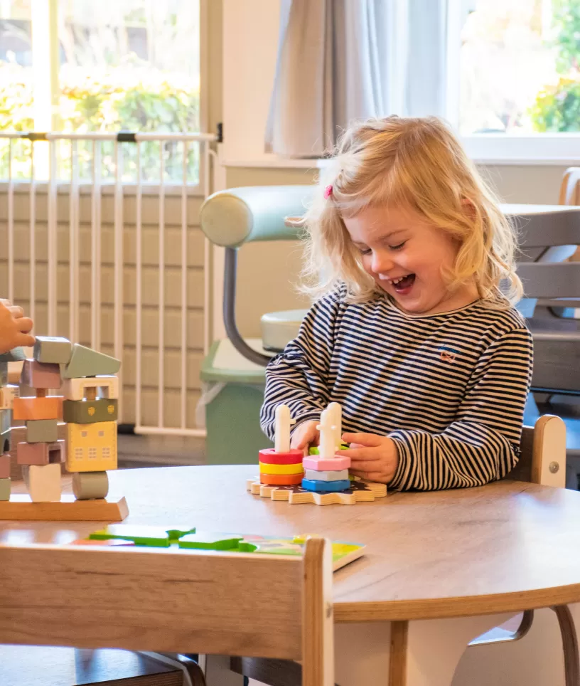 Meisje aan het puzzelen