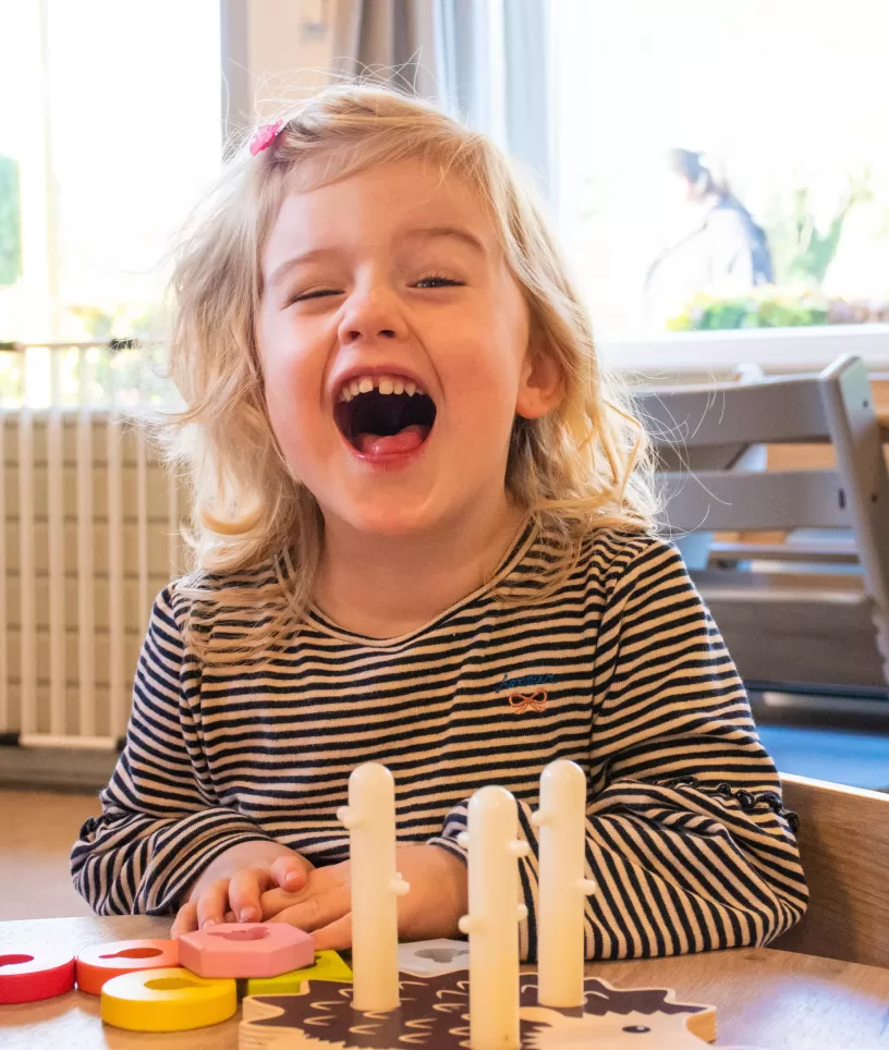 Meisje lacht breeduit