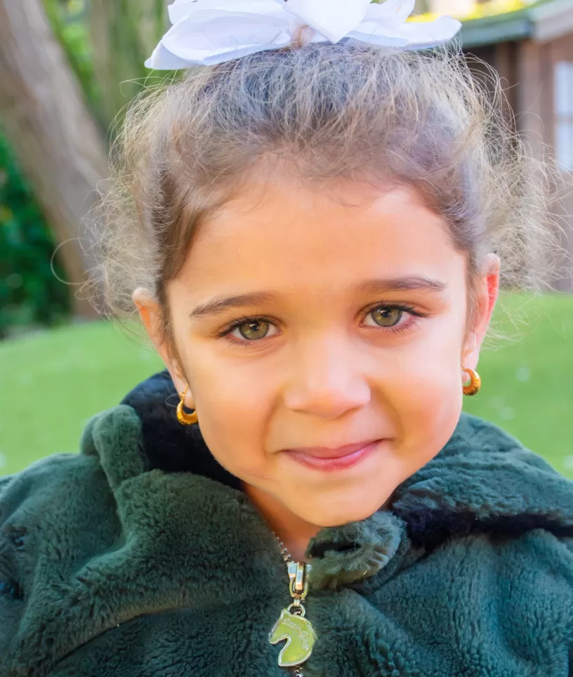 Portret meisje met strik